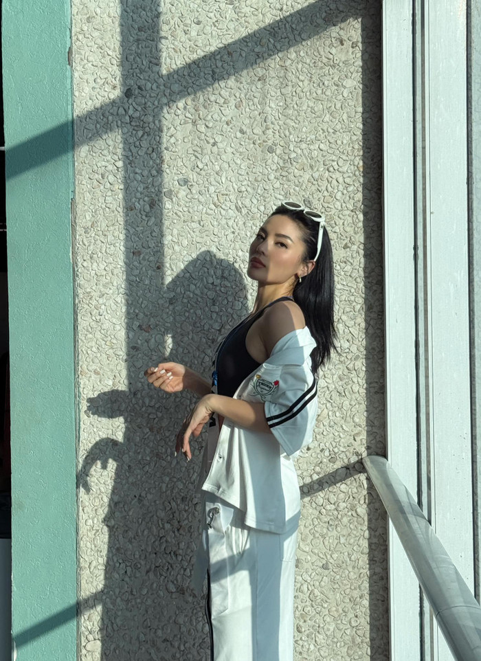 Những ngày này, các người đẹp bước vào những buổi tập luyện chạy chương trình. Tại đây, họ được ban tổ chức sắp xếp, phân tuyến đi cũng như canh góc máy lúc trình diễn. Để phù hợp với sự kiện này, Kỳ Duyên ăn mắc đơn giản, năng động nhưng vẫn tót ra sự cá tính. 