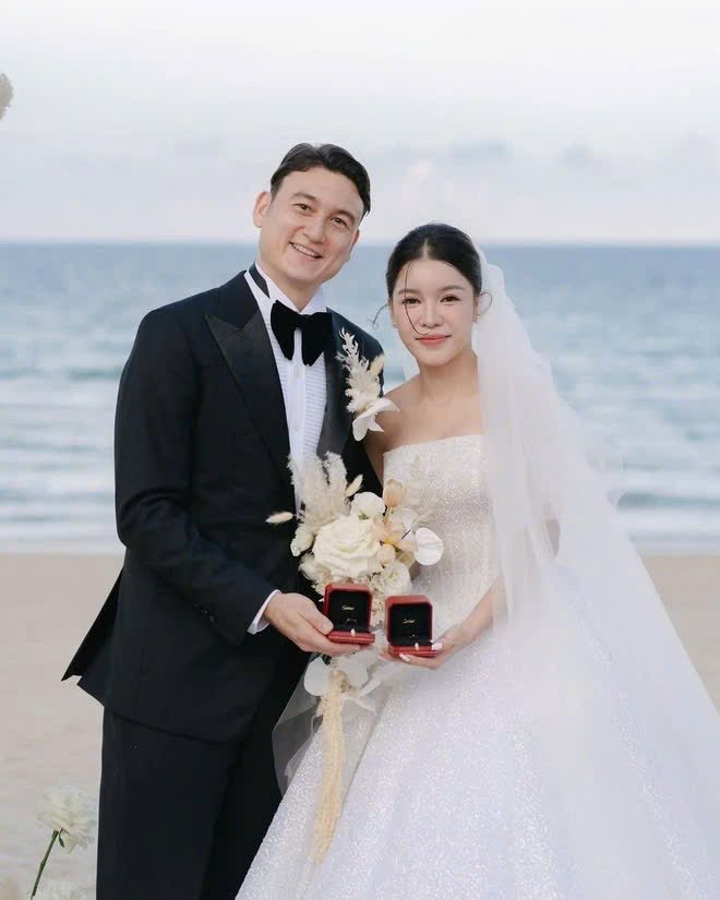 Cả hai về chung nhà sau thời gian dài hẹn hò.