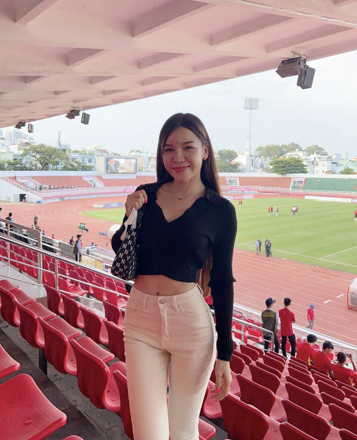 Bà xã Đặng Văn Lâm thường xuyên có mặt ở sân cổ vũ chồng thi đấu.