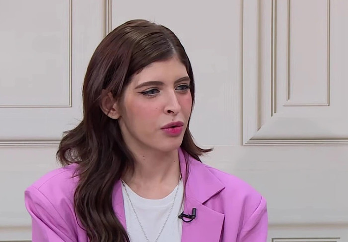 An Tây cho biết cô sinh sống, học tập ở Việt Nam từ nhỏ. Cô từng kiên quyết đòi ở lại đây khi bố mua vé máy bay để cô về lại Tây Ban Nha. 