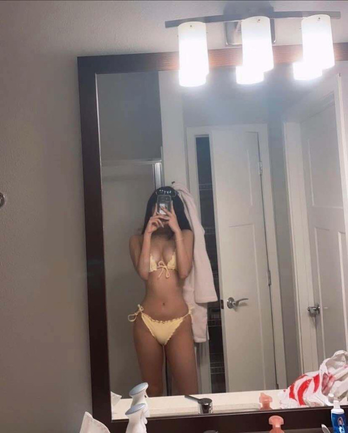 Trên mạng xã hội, bạn gái tin đồn của Hồng Thanh hiếm hoi cập nhật cuộc sống. Thỉnh thoảng, cô nàng mới đăng ảnh diện bikini nhỏ xíu khoe trọn vóc dáng gợi cảm.