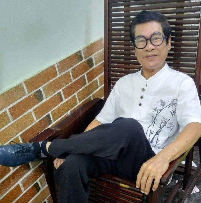 Bên cạnh ca hát, NSƯT Tuấn Phong từng làm thơ, viết lời bình, làm MC và viết văn.