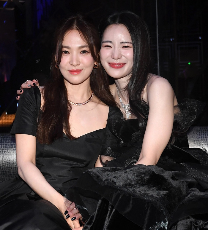 Lim Ji Yeon từng đóng chung với Song Hye Kyo trong The Glory. Cô có phân cảnh tát tiền bối trong nghề.