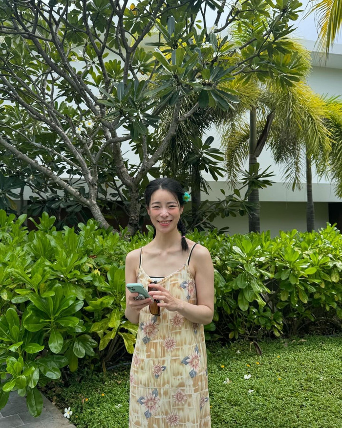 Nữ diễn viên diện váy hai dây, tóc thắt bím và không trang điểm cầu kỳ khi du lịch ở Nha Trang.