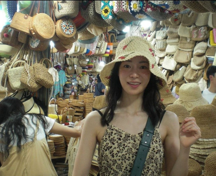 Lim Ji Yeon đi chợ địa phương khi du lịch tại Nha Trang.