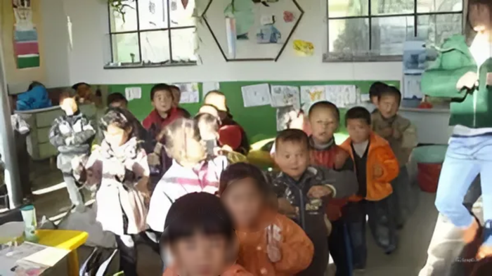Người mẹ cảm thấy vô cùng bất an khi nhìn thấy con mình đã khóc to liên tục ở nhà trẻ nhưng không được bất kỳ nhân viên nào quan tâm. Ảnh: Minh họa