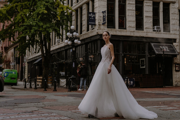 Bộ váy cưới toả sáng tại khu phố cổ của Vancouver, Canada. Trên váy cưới là những hạt ngọc trai lấp láng thể hiện cho sự quý phái và sang trọng của cô dâu.