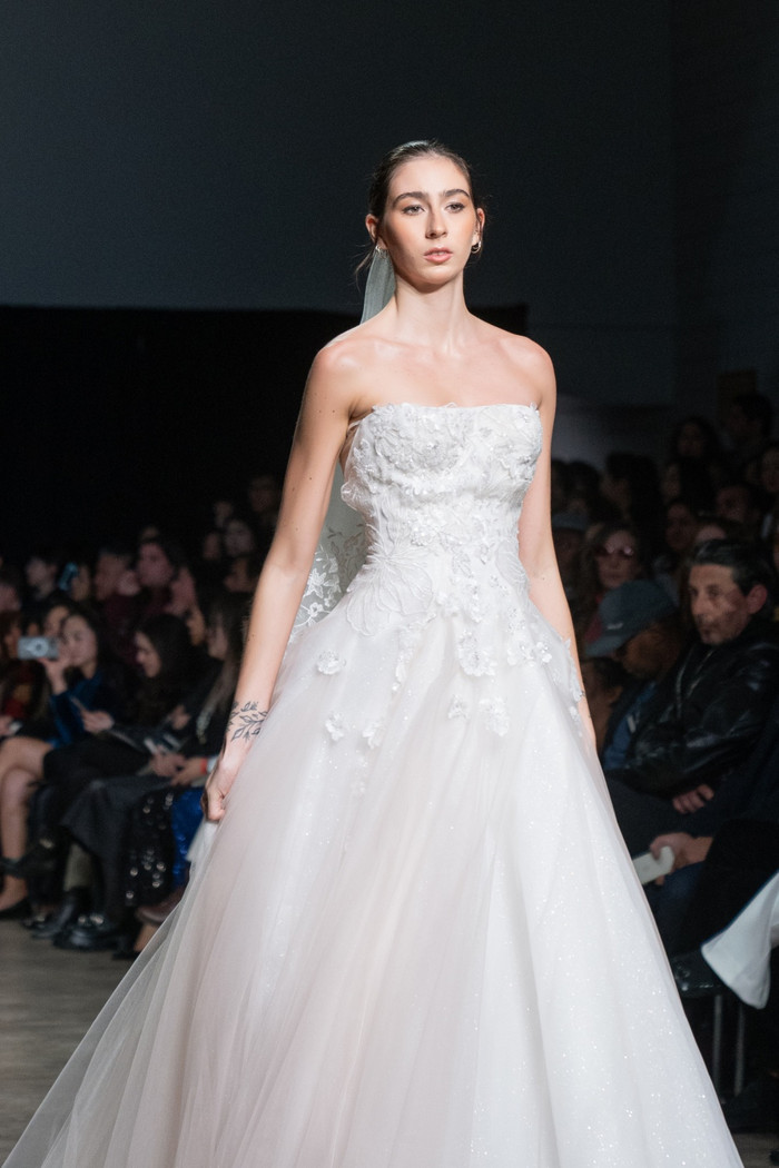 Bộ váy cưới cúp ngực của NTK Trần Phương Hoa vừa qua gây bão ở sàn diễn quốc tế. Bộ váy kết hợp giữa truyền thống với sự hiện đại.