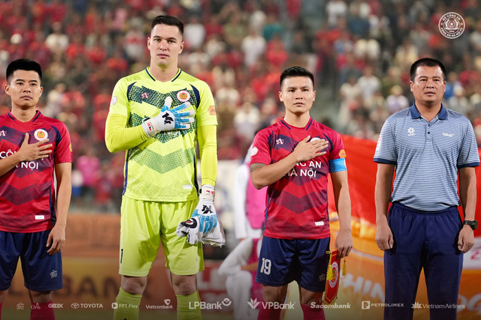 Thủ môn Nguyễn Filip đã nhận khá nhiều thẻ phạt vì bị trọng tài nhận định có hành vi 'câu giờ'. Ảnh: CLB CAHN