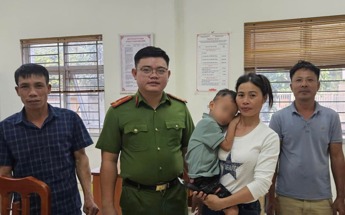 Cháu bé lạc ra cánh đồng khi đi đám cưới cùng ông bà và cái kết vỡ oà Ảnh 2