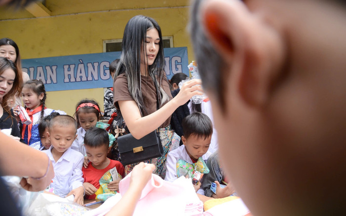 Nữ ca sĩ Vbiz kể kỷ niệm rùng mình khi cứu trợ người dân vùng bão lũ: 'Thót tim, chỉ biết cầu nguyện' Ảnh 2