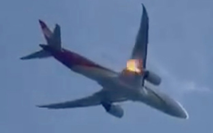 Máy bay chở 265 người bốc cháy trên không, khoảnh khắc gây ám ảnh Ảnh 2