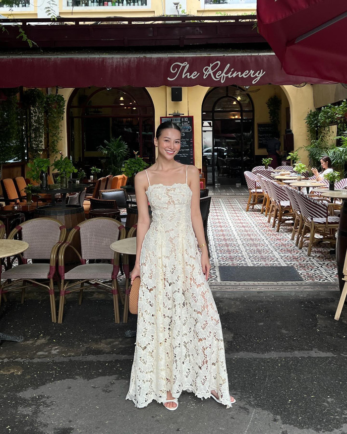 Trái ngược với những nàng hậu khác, Hoa hậu Phương Khánh không thích khoe khoang hình thể quá mức. Do đó, trong tủ quần áo của người đẹp luôn 'ngập tràn' những mẫu váy dài, hai dây gợi cảm có chừng mực. Trong ảnh, Cựu Hoa hậu Trái đất diện thiết kế đầm ren chấm gót kết hợp túi cầm tay nâu nhỏ gọn và đôi giày cao gót 'ton-sur-ton' với tổng thể. 