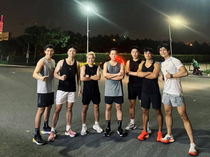 Trấn Thành hiện là thành viên nhóm chạy của Lâm Bảo Châu - bạn trai ca sĩ Lệ Quyên. 