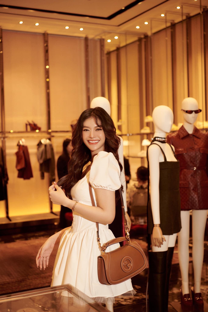 Hôm 5/9, thông tin Á hậu Kiều Loan 'vượt cạn' chính thức được hé lộ, trở thành câu chuyện được bàn luận khắp các diễn đàn mạng xã hội. Con đầu lòng của nàng hậu chính là bé trai. Trước và sau quá trình sinh nở, Á hậu Kiều Loan được người thân từ Quảng Nam vào TP.HCM để chăm sóc.