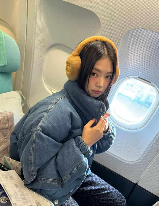 Jennie diện một bộ trang phục sân bay thoải mái nhưng không kém phần thời thượng.