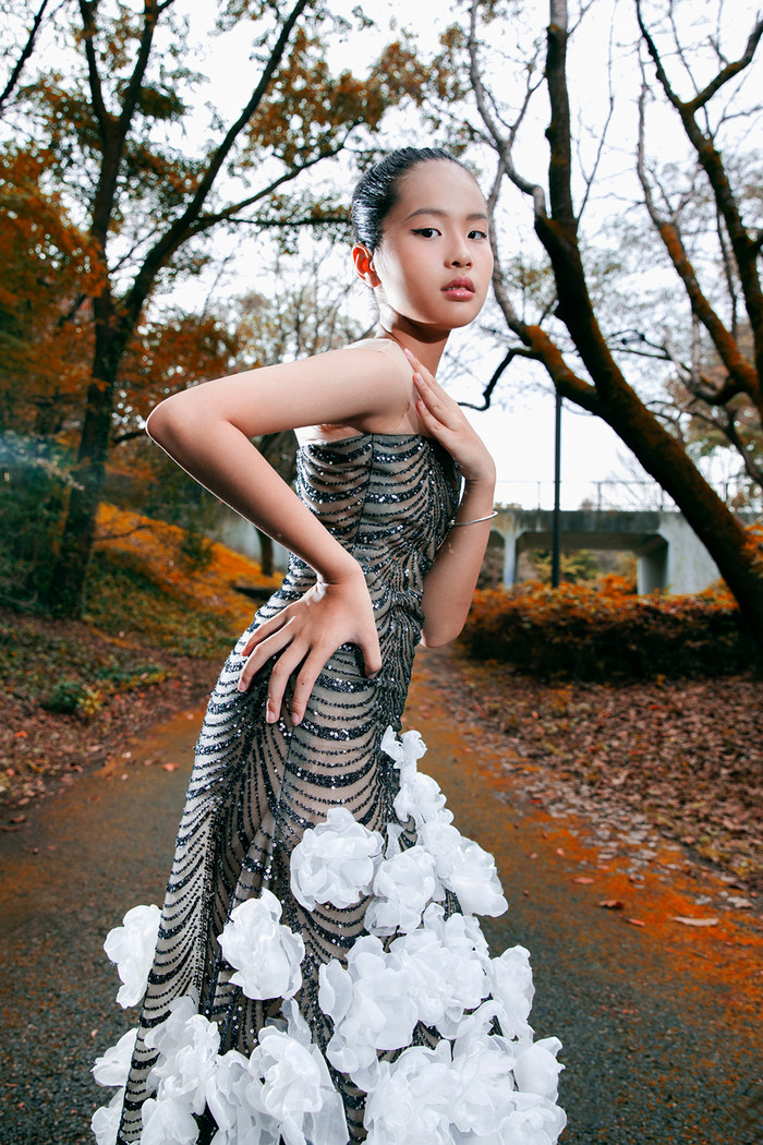 Hoàng Ý 'pose dáng' đầy tự tin trong bộ ảnh.