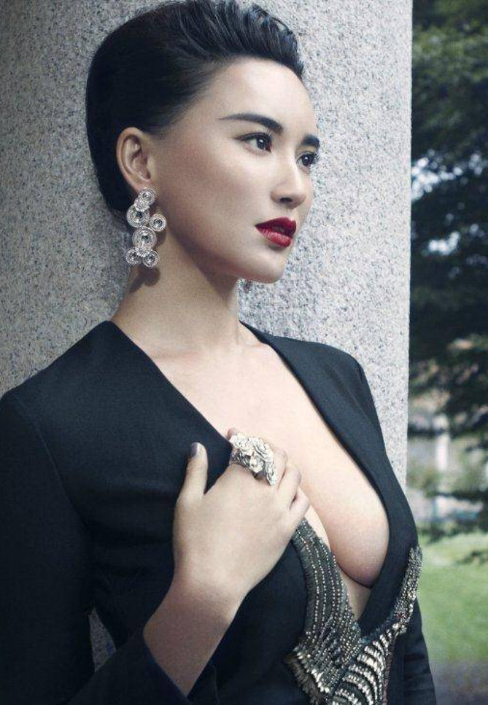 Sở hữu hình thể đẹp, Mạc Tiểu Kỳ không ngần ngại phô diễn và thống trị những cảnh phim 18+.