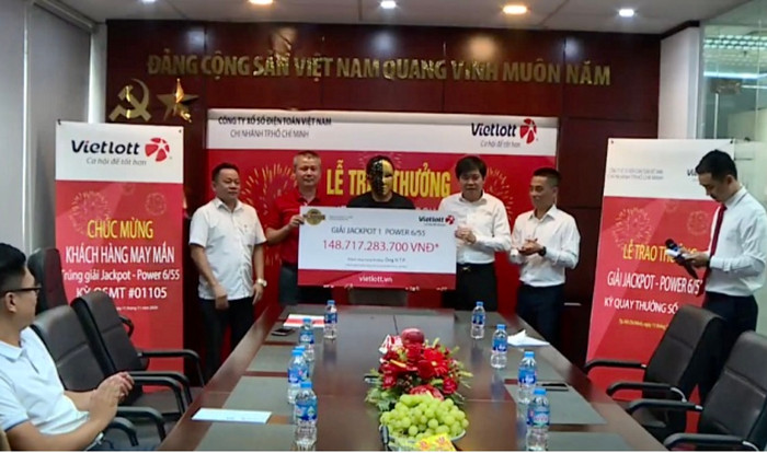 Người chơi Vietlott trúng 149 tỉ đồng, ủng hộ 1 tỉ vào quỹ từ thiện.