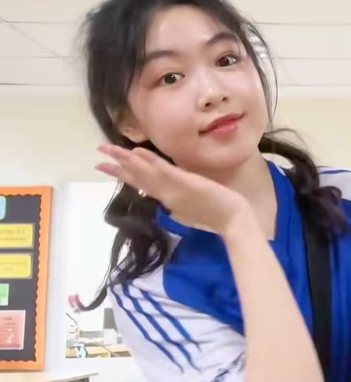 Nhan sắc xinh đẹp, trong trẻo của Lọ Lem ở tuổi 18.