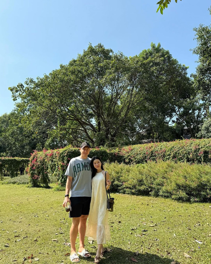 Vợ Đặng Văn Lâm vẫn giữ thần sắc rạng rỡ, không thay đổi quá nhiều về vóc dáng trong những tháng đầu thai kỳ.