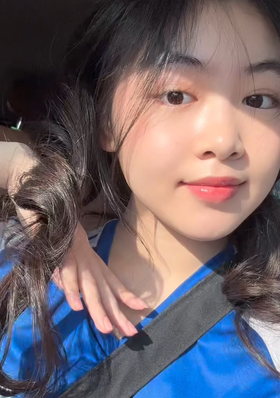 Con gái Quyền Linh gây ấn tượng khi vừa xinh đẹp, vừa thông minh lại còn giỏi thể thao và hội họa.