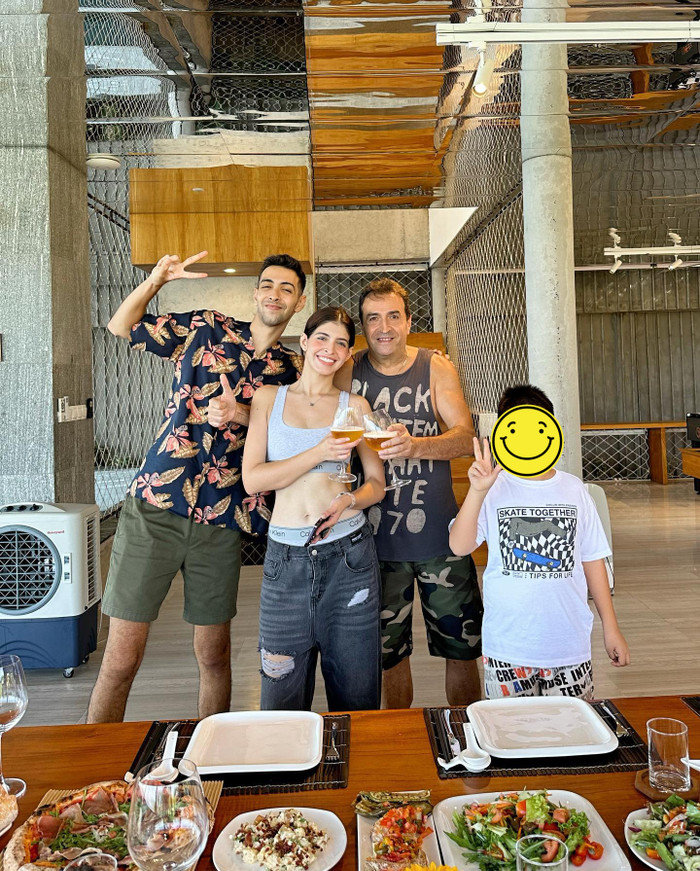 Trên mạng xã hội, An Tây thường xuyên chia sẻ những khoảnh khắc gia đình hạnh phúc bên cạnh bố và em trai.