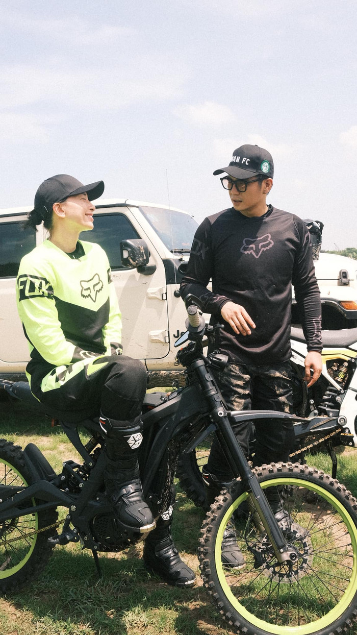 Ngô Thanh Vân và ông xã đều có niềm yêu thích với những bộ môn thể thao đòi hỏi sự dẻo dai, bền bỉ. Ảnh: FBNV