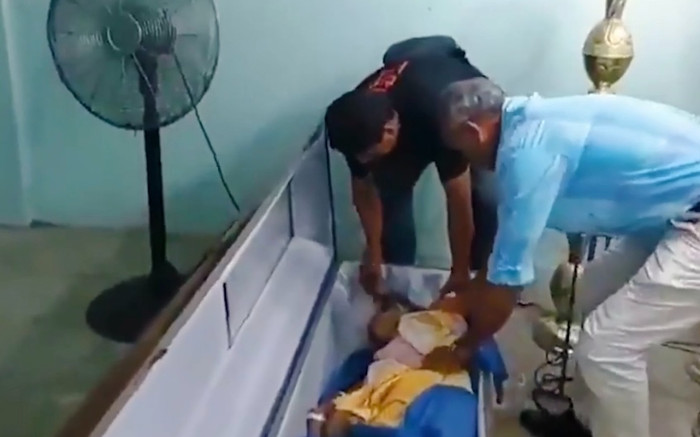 Cụ bà đập nắp quan tài, bất ngờ sống lại tại tang lễ của chính mình Ảnh 2