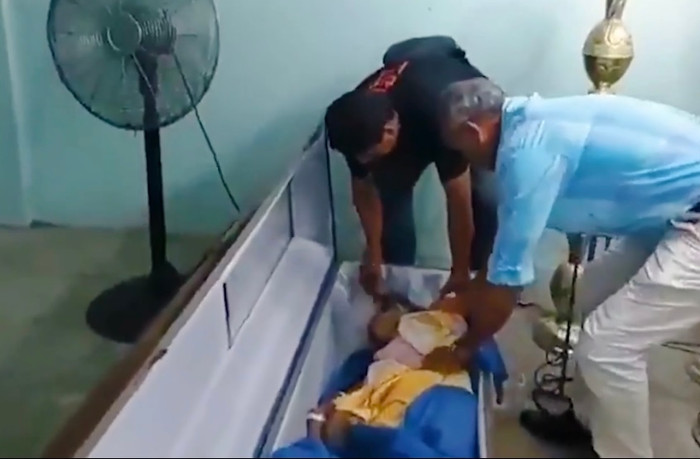 Cụ bà tỉnh lại trong quan tài sau khi được tuyên bố đã mất.