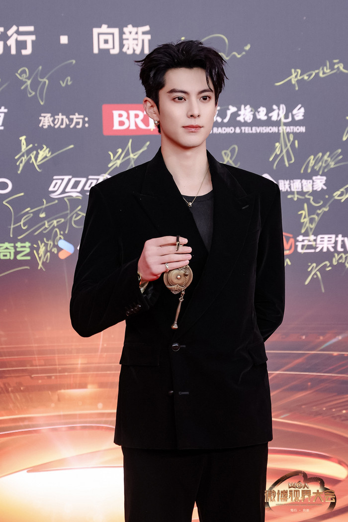 Vì bán vé giá trên trời, Vương Hạc Đệ đã bị chỉ trích.