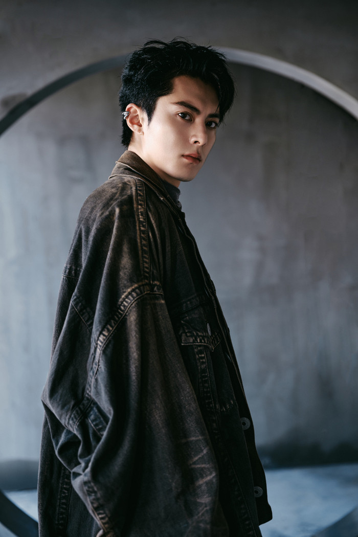 Quan trọng hơn, Vương Hạc Đệ không phải ca sĩ và giọng hát của anh còn rất tệ.