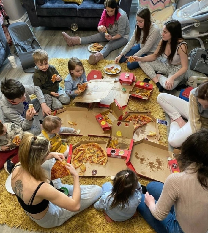 Bà mẹ nước Anh dành cả đời sinh con và quyết định dừng lại ở tuổi 49.