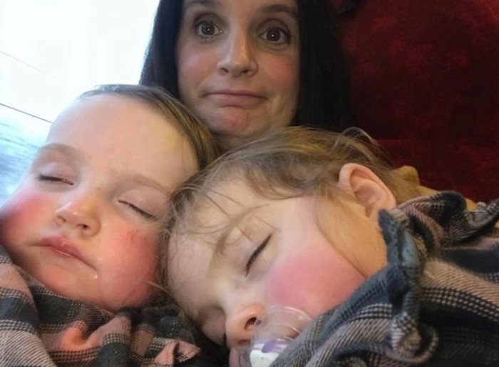 Sue chụp ảnh cùng 2 con Chris và Sophie.