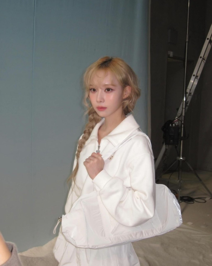 Phối đồ gam màu trắng theo phong cách Minimalism mang đến diện mạo thanh lịch.