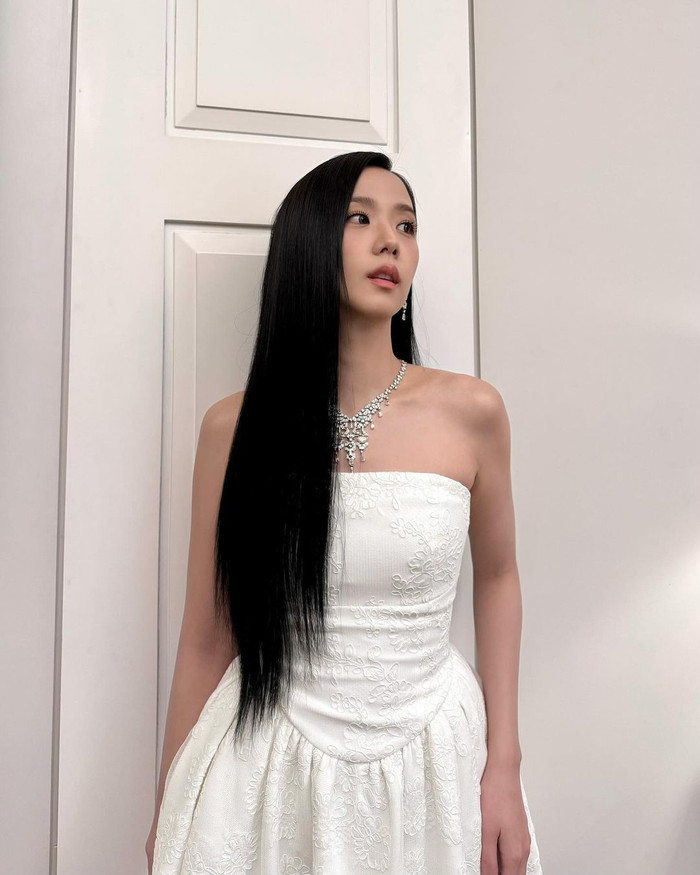 Gam màu trắng được sử dụng ở hầu hết những item thời trang đến phụ kiện.