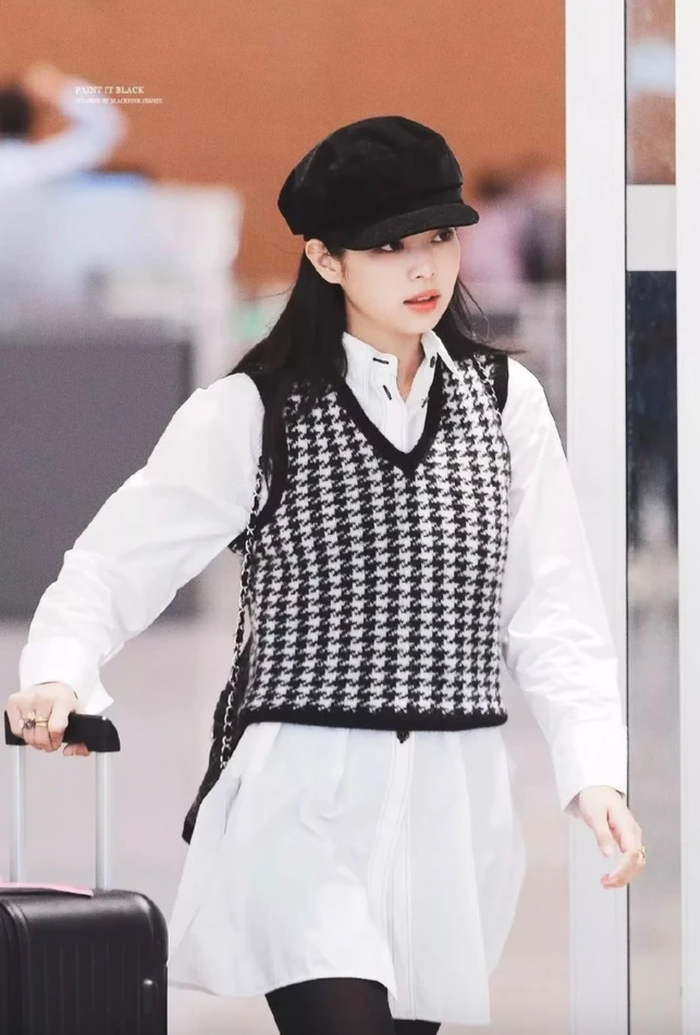 Phối đồ mang tông màu trắng cùng những gam màu đối lập để tăng thêm phần ấn tượng.