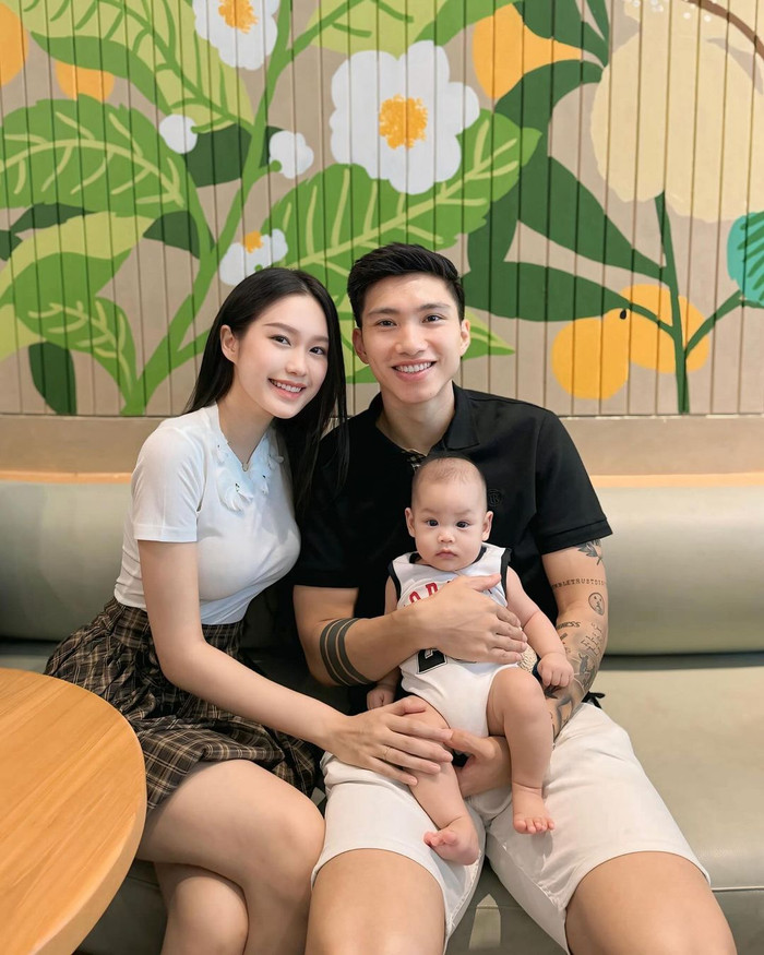 Gia đình nhỏ của Đoàn Văn Hậu và Doãn Hải My.