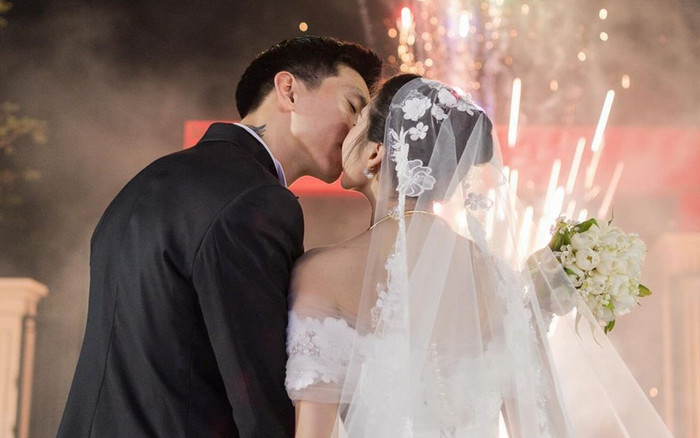 Khoảnh khắc khóa môi đầy tình tứ của vợ chồng Đoàn Văn Hậu Ảnh 2