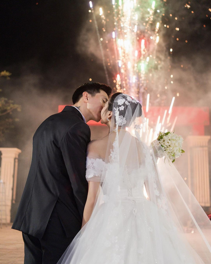 Vợ Đoàn Văn Hậu chia sẻ ảnh khóa môi cùng chồng đầy lãng mạn.