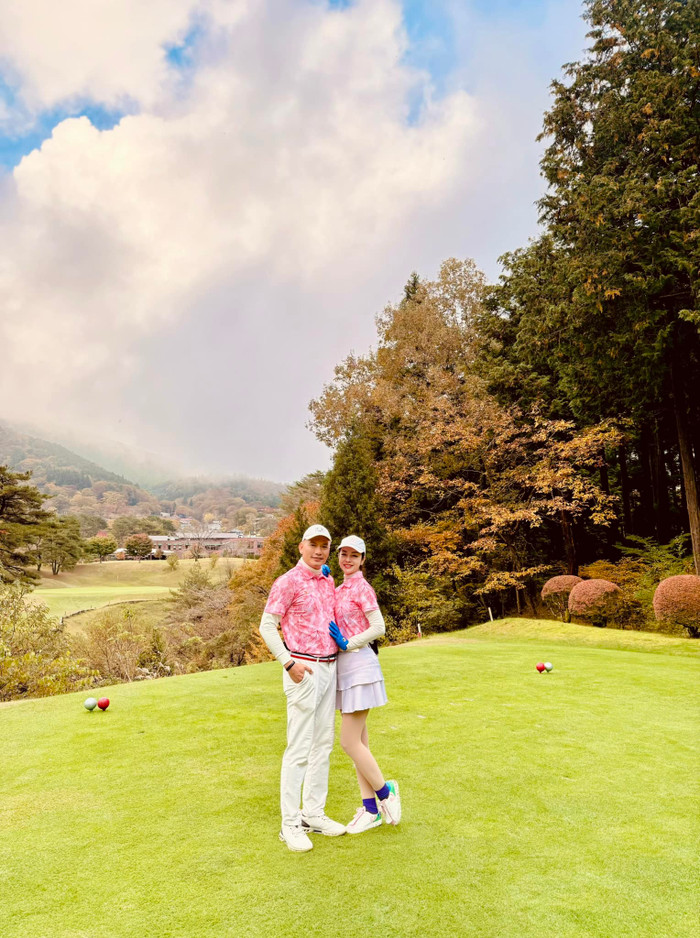 Cặp đôi khoe những khoảnh khắc ngọt ngào trong chuyến du lịch Nhật Bản.