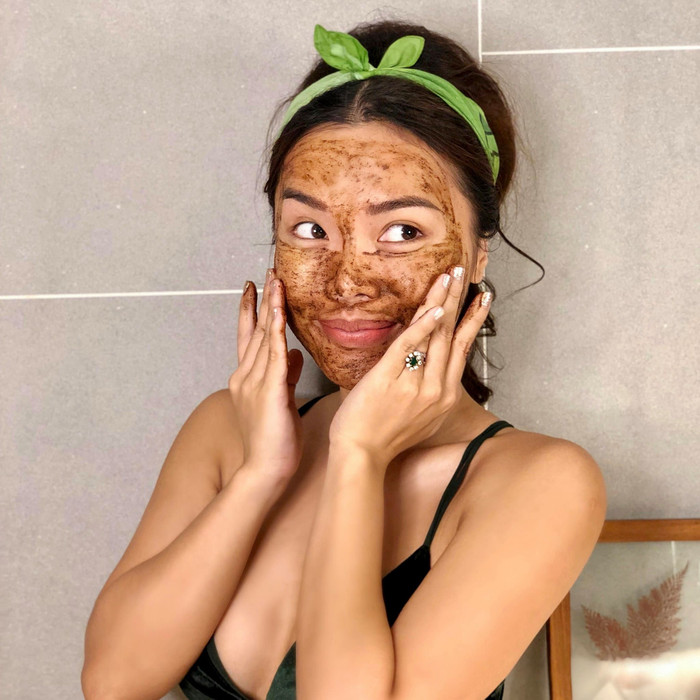 Tẩy tế bào chết bằng bã cà phê sẽ giúp da mặt thêm mềm mịn, trắng hồng, dễ hấp thụ dưỡng chất từ những bước dưỡng da kế tiếp.