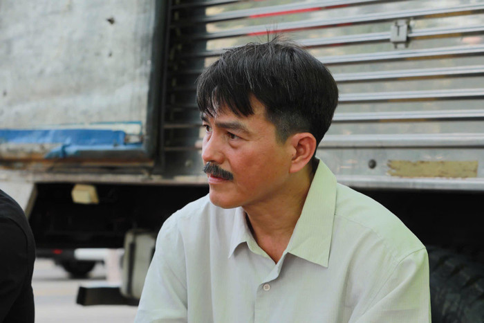 Tạo hình già dặn, râu tóc rậm rạp của Cao Minh Đạt trong Mẹ Biển. Nam diễn viên sẽ tái ngộ với NSƯT Kim Tuyến.