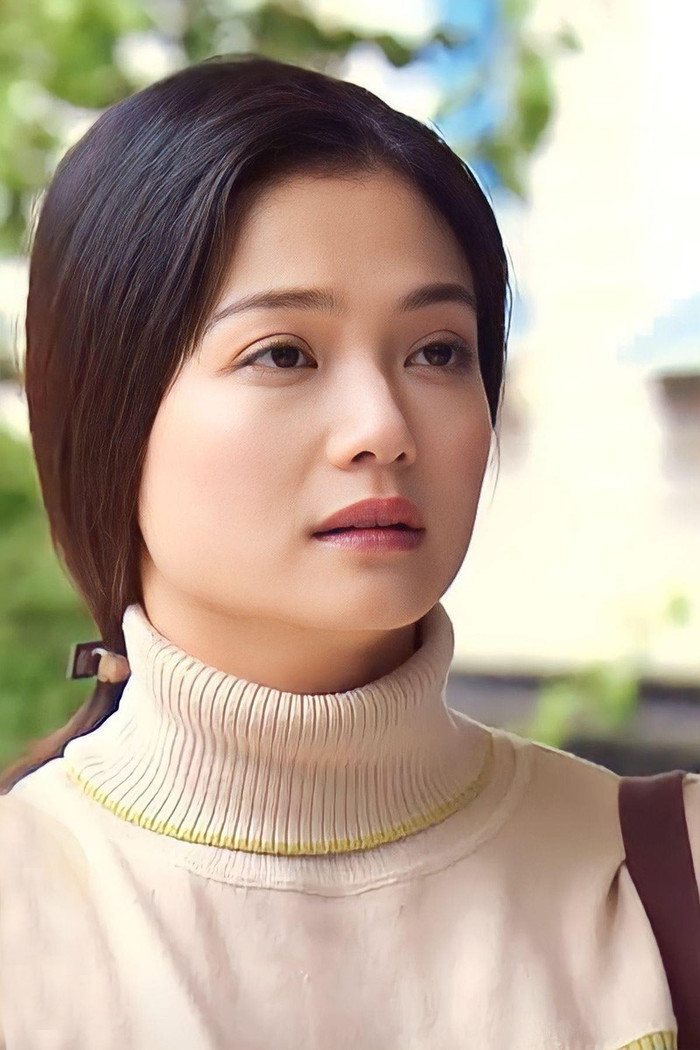 Vai diễn đầu tiên của nữ diễn viên Kiều Anh là Nhung trong bộ phim truyền hình Phía trước là bầu trời. 