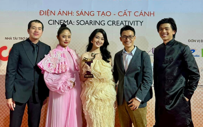 Nàng Miền của Ngày xưa có một chuyện tình - nữ diễn viên Ngọc Xuân (thú 3 từ trái sang khoe nhan sắc quyến rũ với chiếc đầm màu nude cùng rất nhiều đường xếp lớp 3D tạo những nét gợn sóng chạy dọc thân váy. 