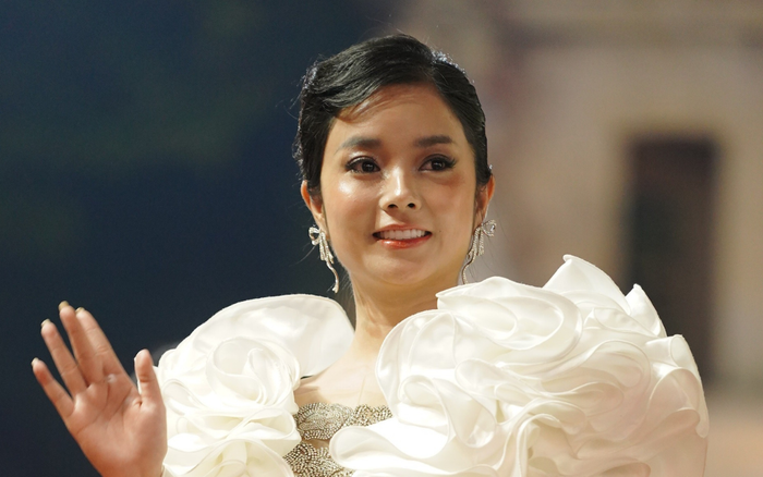 Diễn viên Ngô Lệ Quyên đẹp cổ điển trong thiết kế dạ hội đính kết cầu kỳ, phần tay bồng cách điệu chiếm trọn spotlight thảm đỏ.