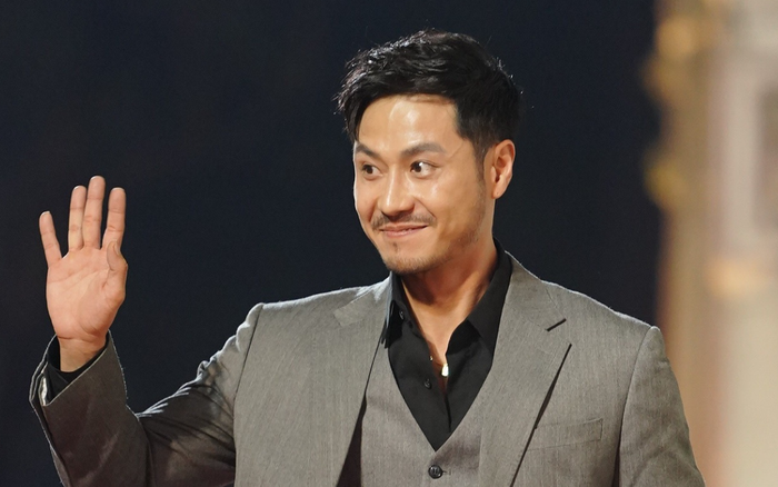 Nam thần màn ảnh Việt - Thanh Sơn khoe vẻ ngoài như tổng tài trong bộ vest xám. Tết năm nay, nam diễn viên sẽ tái xuất điện ảnh trong phim Yêu Nhầm Bạn Thân.