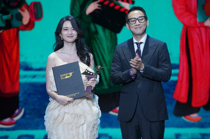 Tại HANIFF 2024, điện ảnh Đức mang đến 6 tác phẩm đặc sắc cho khán giả Việt Nam cơ hội trải nghiệm những góc nhìn đa dạng và mới mẻ. Không chỉ có những bộ phim, mà còn có sự tham gia của nhiều nhà làm phim tài năng từ Đức, họ đã trực tiếp đến để giao lưu và chia sẻ cùng khán giả Việt Nam. Đây cũng là dịp để tạo nên sự kết nối mạnh mẽ giữa hai nền điện ảnh Đức - Việt. Giải Diễn viên trẻ triển vọng (từ 18 đến 35 tuổi): Diễn viên Ngọc Xuân, bộ phim Ngày xưa có một chuyện tình của Việt Nam.