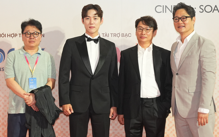 Tài tử Hàn Quốc Baek Sung Hyun (thứ 2 từ trái sang) tiếp tục xuất hiện với hình ảnh lịch lãm vốn có. Vừa qua, sao nam Nấc thang lên thiên đường đã có nhiều hoạt động giao lưu với khán giả trong khuôn khổ HANIFF VII với tư cách diễn viên phim Tình yêu vĩnh cửu.