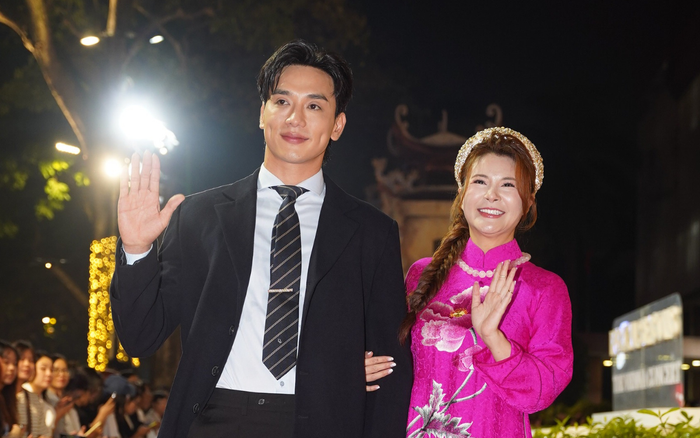 Ngôi sao Bẫy ngọt ngào Thuận Nguyễn sánh vai cùng NSƯT Kim Oanh, thân thiện giao lưu với khán giả trên tham đỏ. Thuận Nguyễn diện áo măng tô màu xanh dương thanh lịch, nổi bật với chiều cao 1m88 cùng gương mặt điển trai. Trong khi đó, nghệ sĩ Kim Oanh mặc áo dài màu hồng với họa tiết thêu hoa lớn.